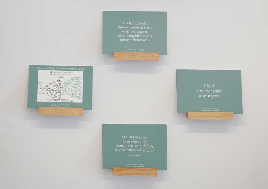 Postkartenwand in der Praxis für Psychotherapie in 1080 Wien