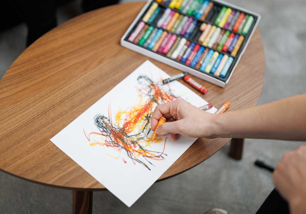 Malen im Rahmen einer Burnout Therapie in Wien 1080
